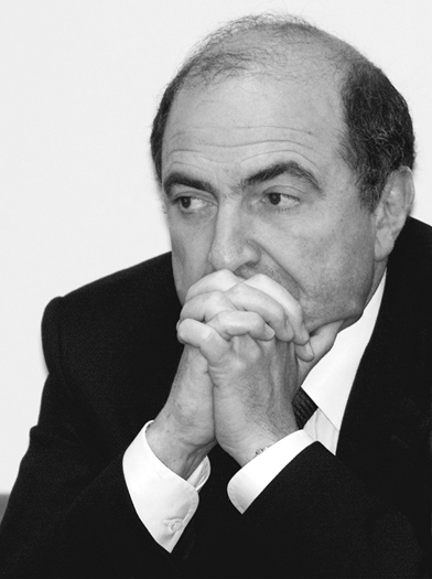 Berezovsky sitting at a meeting of the Federation Council with his hands clasped in front of his mouth, June 28, 2000.