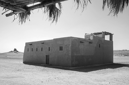 Figure 1.8. Exterior view of Serenos’s house replica built at the entrance of the archaeological area, with desert landscape in the background.