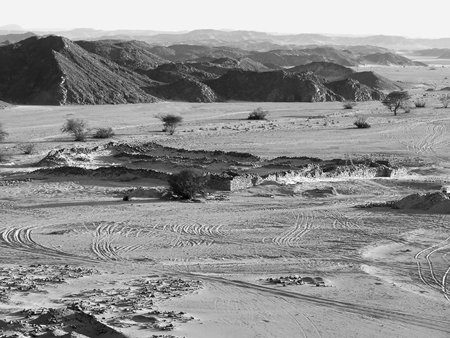 Figure 12.1. An exterior photograph of the fortification at Bi’r Samut, with mountains in the background.