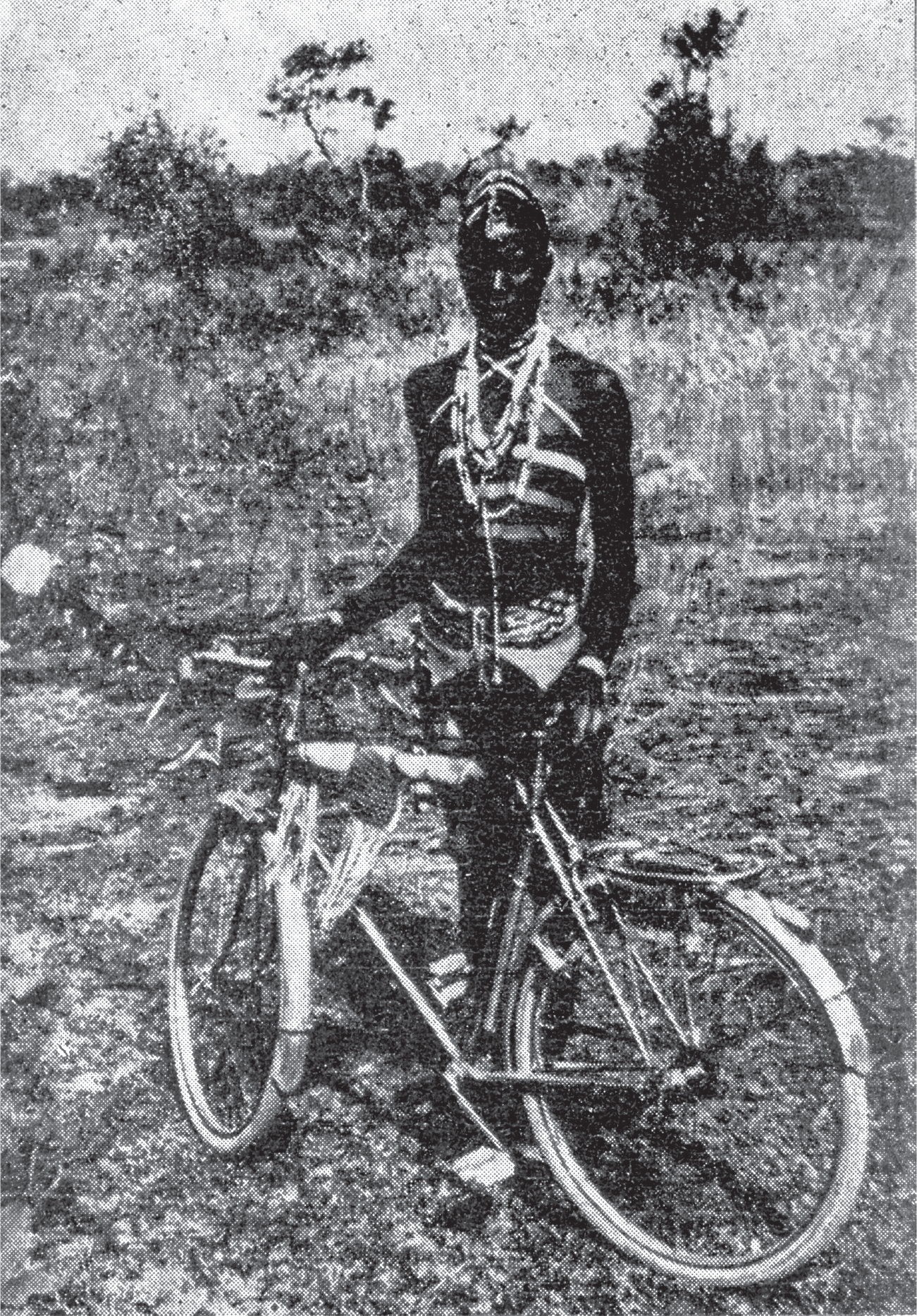 An African child stands with a bicycle in a field. This is the title page image of the article “De Jeunes Africains parlent.”