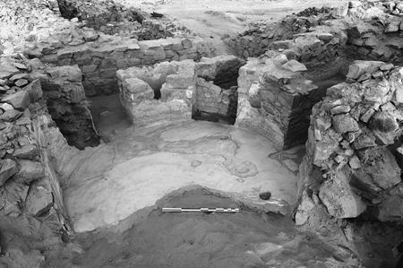 Figure 12.3. An overhead, exterior photograph of the bath at Bi’r Samut, with scale at the center of the room floor.