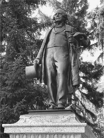 Figure 4.7. A bronze statue of James S. T. Stranahan, depicted with coat, walking stick, and top hat in hand, stands near the northern entrance to Prospect Park.