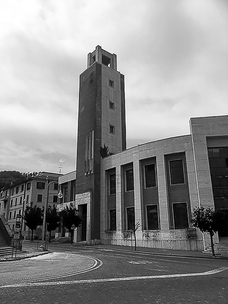Figure 4.5. A large art deco–style building with a tall bell tower in brick and concrete. It is dirty, and some of the windows are smashed.