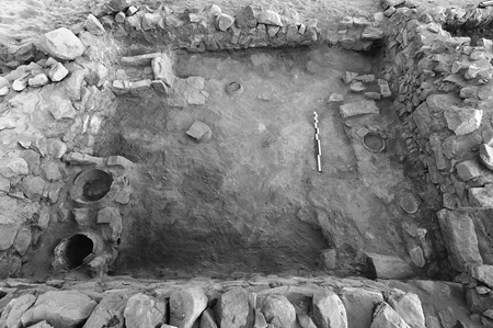 Figure 12.8. An overhead photograph of Room 34 at Bi’r Samut with scale in the center of the floor.