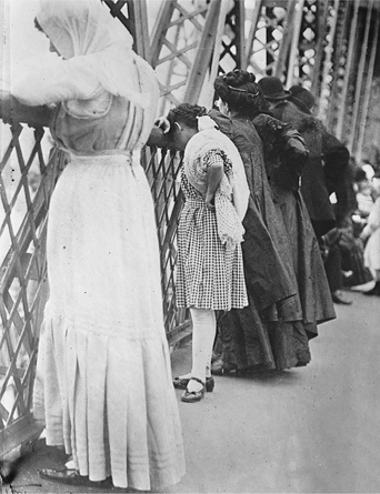 Figure 6.2. Jewish women and girls recite Rosh Hashanah prayers on the Williamsburg Bridge in this 1909 photograph.